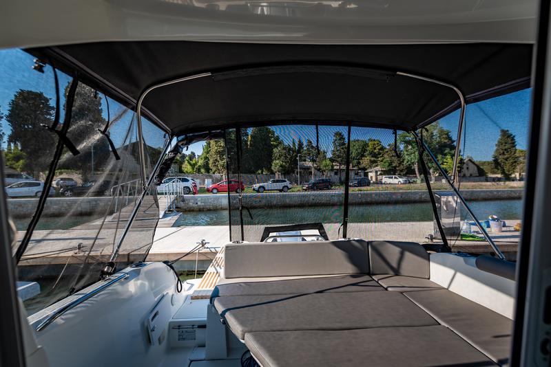 Book yachts online - motorboat - Antares 8 - Lilli - rent