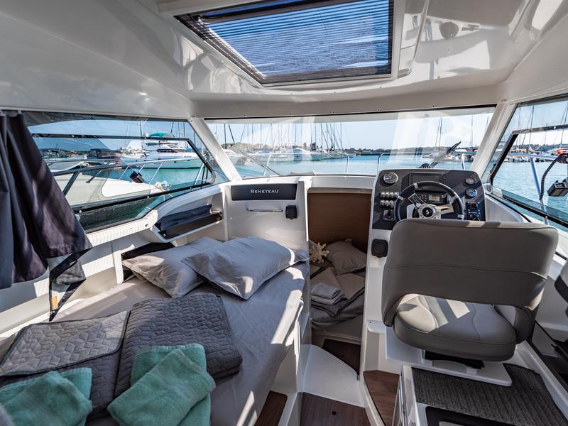 Book yachts online - motorboat - Antares 8 - Lilli - rent