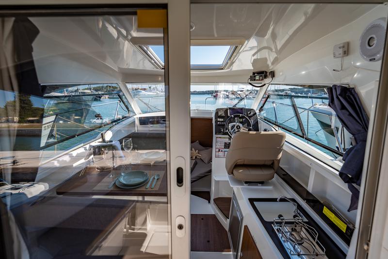 Book yachts online - motorboat - Antares 8 - Lilli - rent