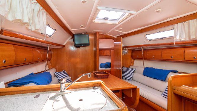 Book yachts online - sailboat - Bavaria Cruiser 32 - LILA - rent