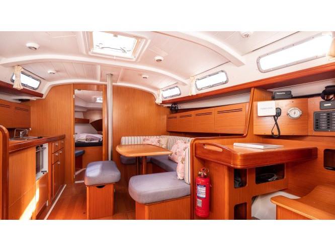 Book yachts online - sailboat - Beneteau 43 - ROUALEYN - rent