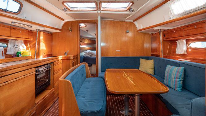 Book yachts online - sailboat - Bavaria Cruiser 39 - IONA - rent