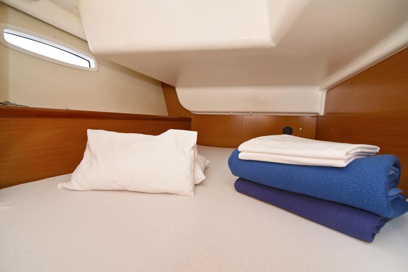 Book yachts online - sailboat - Beneteau Oceanis 43 - SAPHISO II - rent