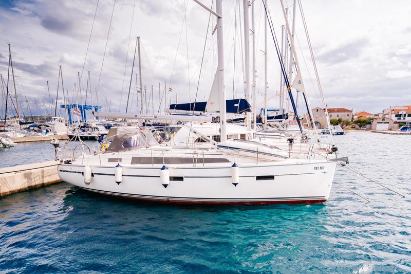 Book yachts online - sailboat - Bavaria Cruiser 37 - Blue Tone - rent