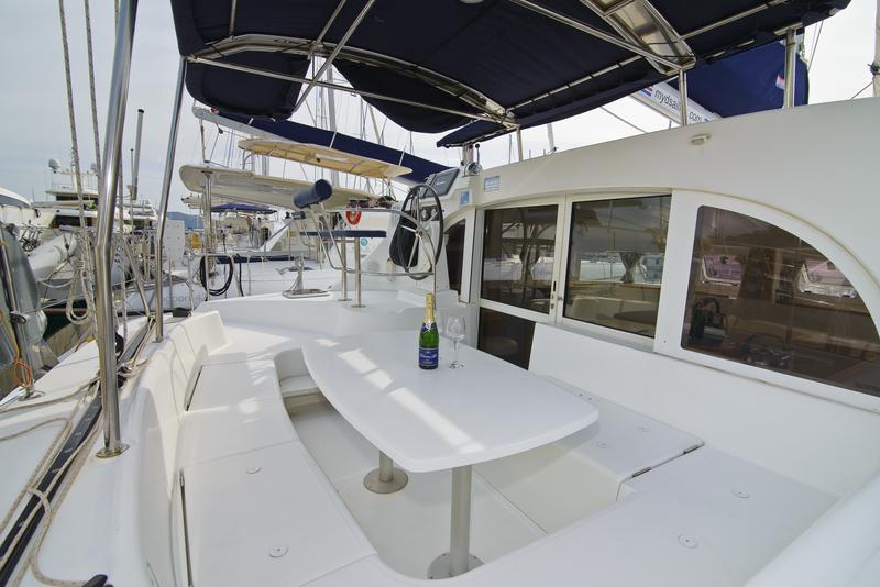Book yachts online - catamaran - Lagoon 380 - Shona - rent