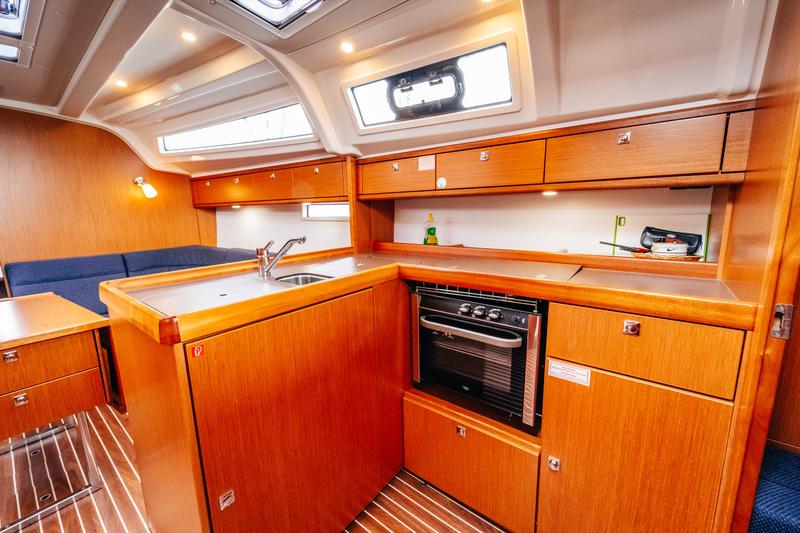 Book yachts online - sailboat - Bavaria Cruiser 37 - Flinx - rent
