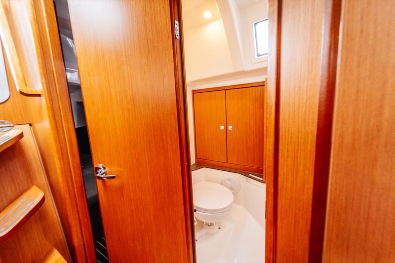 Book yachts online - sailboat - Bavaria Cruiser 37 - Flinx - rent