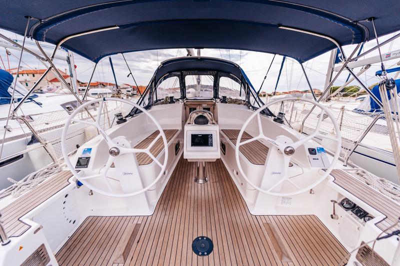 Book yachts online - sailboat - Bavaria Cruiser 37 - Flinx - rent