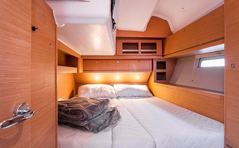 Book yachts online - sailboat - Dufour 520 Grand Large - Zoe - rent