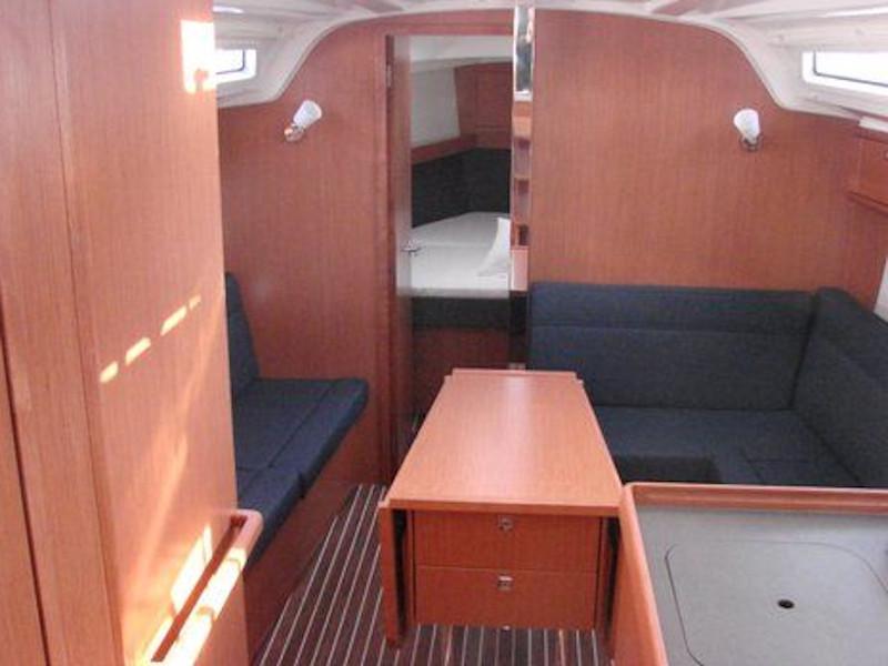 Book yachts online - sailboat - Bavaria 37 Cruiser - Kristina - rent