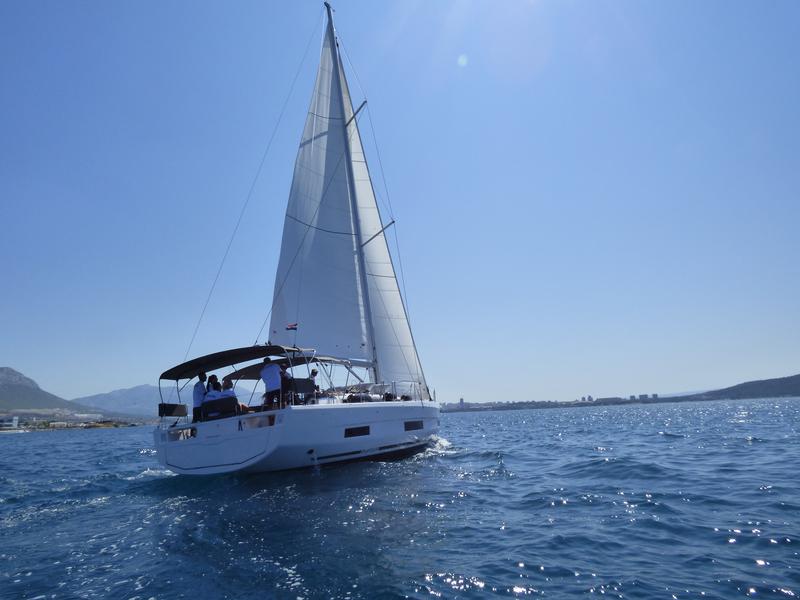 Book yachts online - sailboat - Dufour 470 - BALU - rent