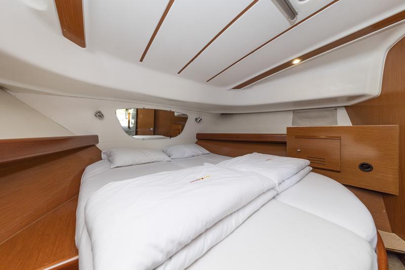 Book yachts online - motorboat - Antares 10.80 - Hantobas - rent