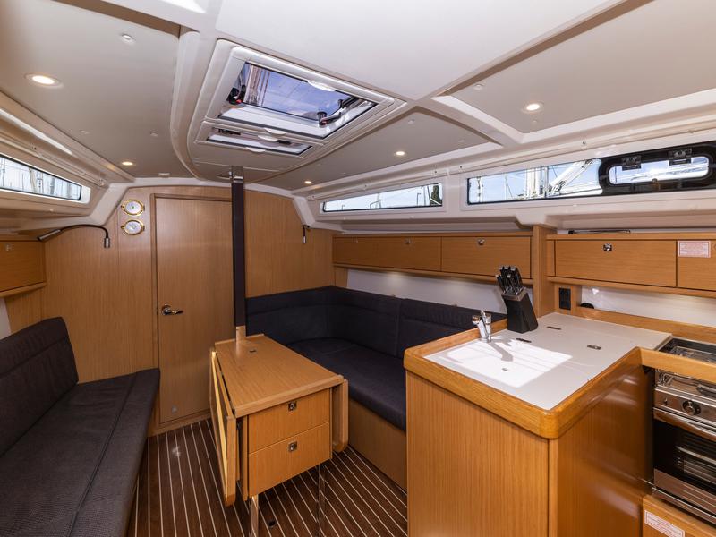 Book yachts online - sailboat - Bavaria Cruiser 34 Style - Lina - rent
