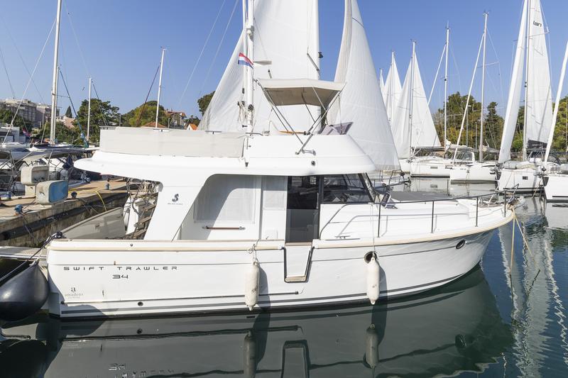 Book yachts online - motorboat - Swift Trawler 34 Fly - Blue Sky - rent