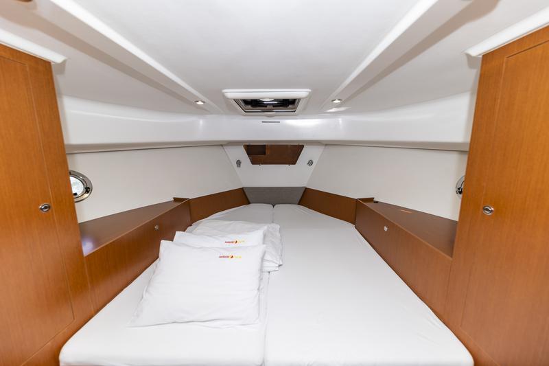 Book yachts online - motorboat - Swift Trawler 34 Fly - Blue Sky - rent