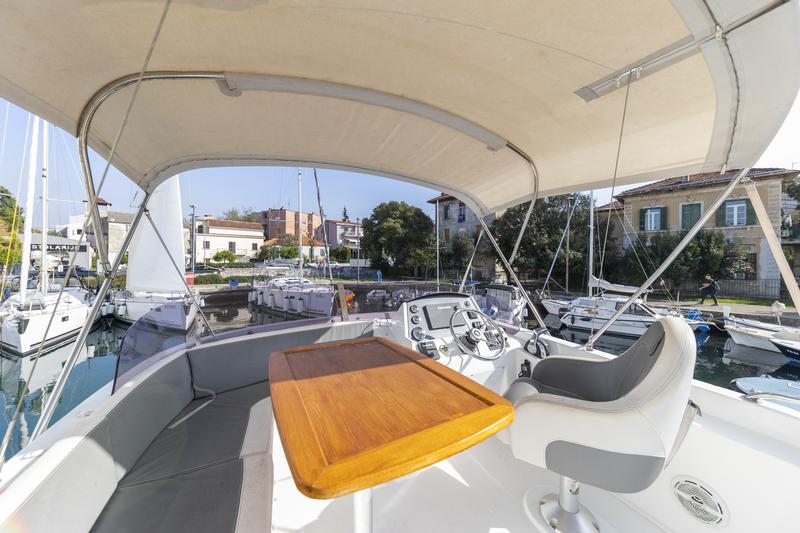 Book yachts online - motorboat - Swift Trawler 34 Fly - Blue Sky - rent