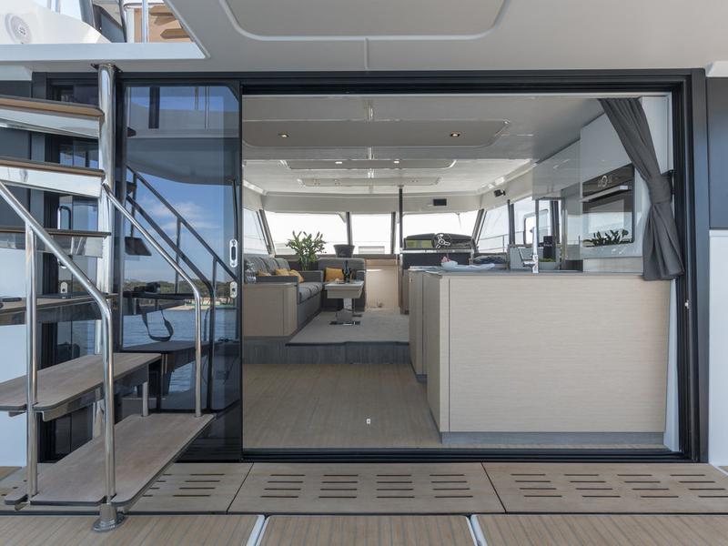 Book yachts online - powercatamaran - Fountaine Pajot 44 - UMBRELLA VICTORIA - rent
