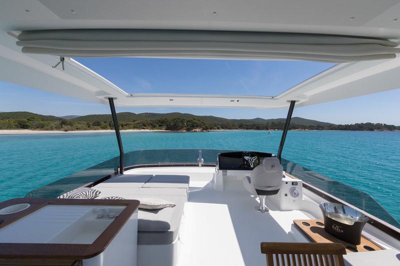 Book yachts online - powercatamaran - Fountaine Pajot 44 - UMBRELLA VICTORIA - rent