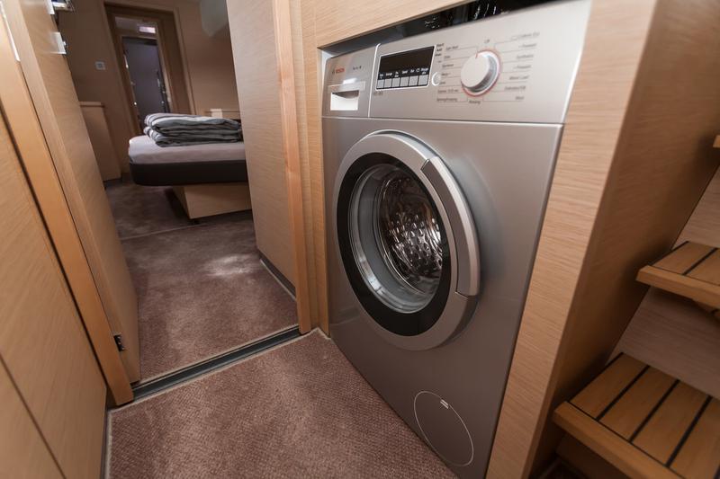 Book yachts online - powercatamaran - Fountaine Pajot 44 - UMBRELLA VICTORIA - rent