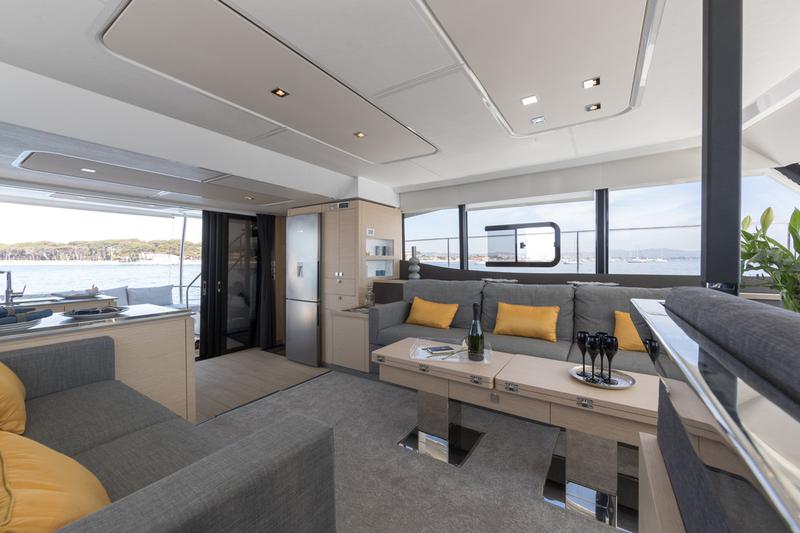 Book yachts online - powercatamaran - Fountaine Pajot 44 - UMBRELLA VICTORIA - rent