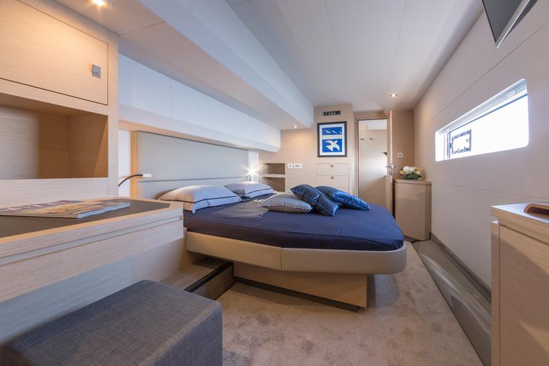 Book yachts online - powercatamaran - Fountaine Pajot 44 - UMBRELLA VICTORIA - rent