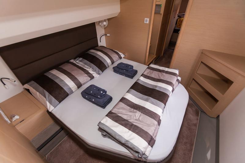 Book yachts online - powercatamaran - Fountaine Pajot 44 - UMBRELLA VICTORIA - rent
