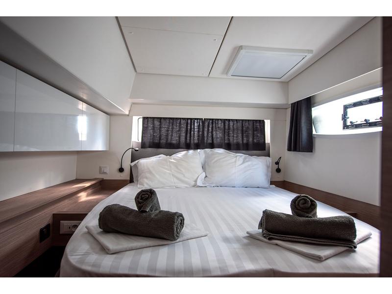 Book yachts online - catamaran - Fountaine Pajot Elba 45 - MALI HAVANA - rent