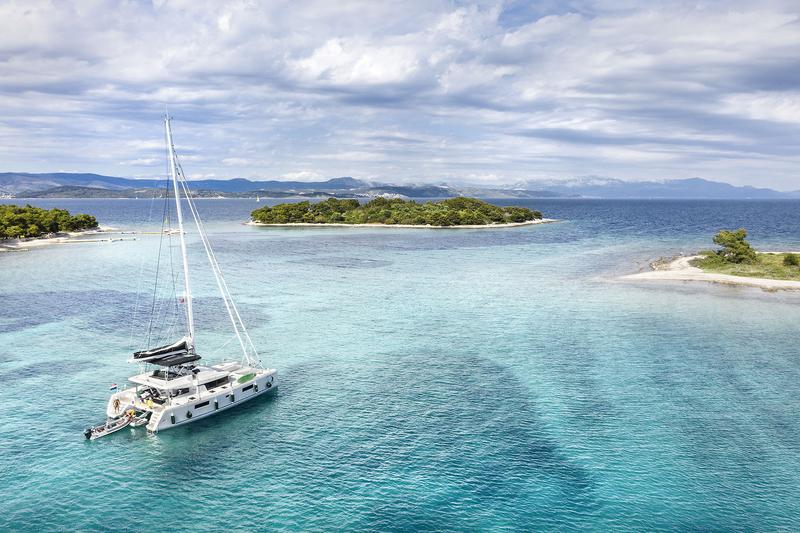 Book yachts online - catamaran - Lagoon 52 F owner version - EMERALD GEMINI - rent