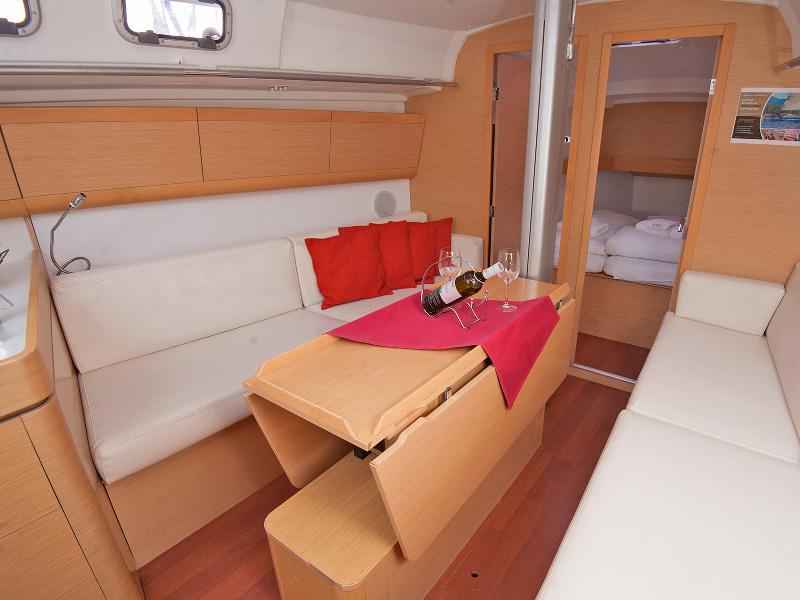Book yachts online - sailboat - Beneteau First 35 - JUVENTUS - rent