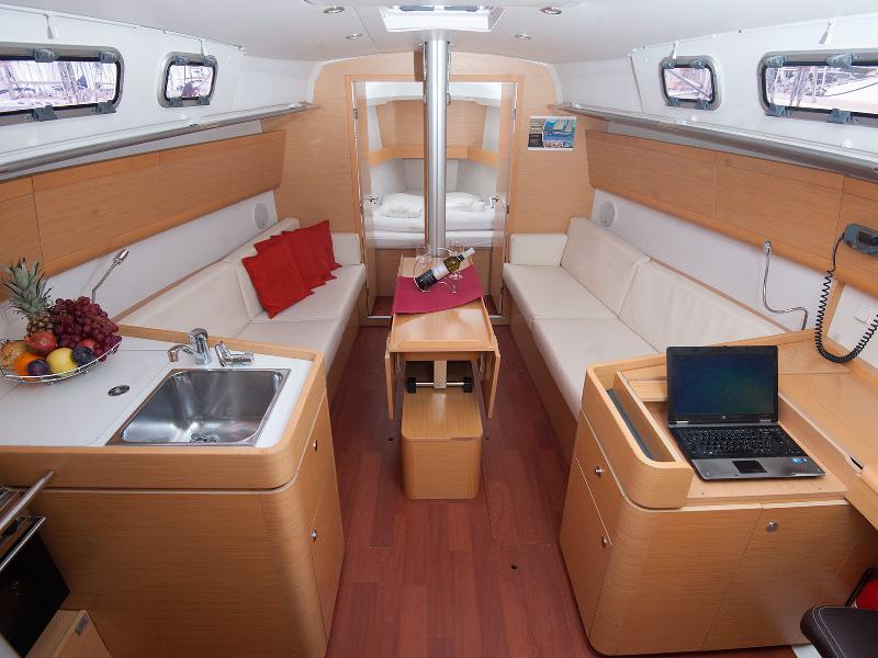 Book yachts online - sailboat - Beneteau First 35 - RHEA - rent
