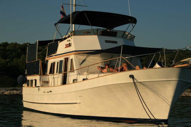 Book yachts online - motorboat - Hampton 42 - SEA LION - rent