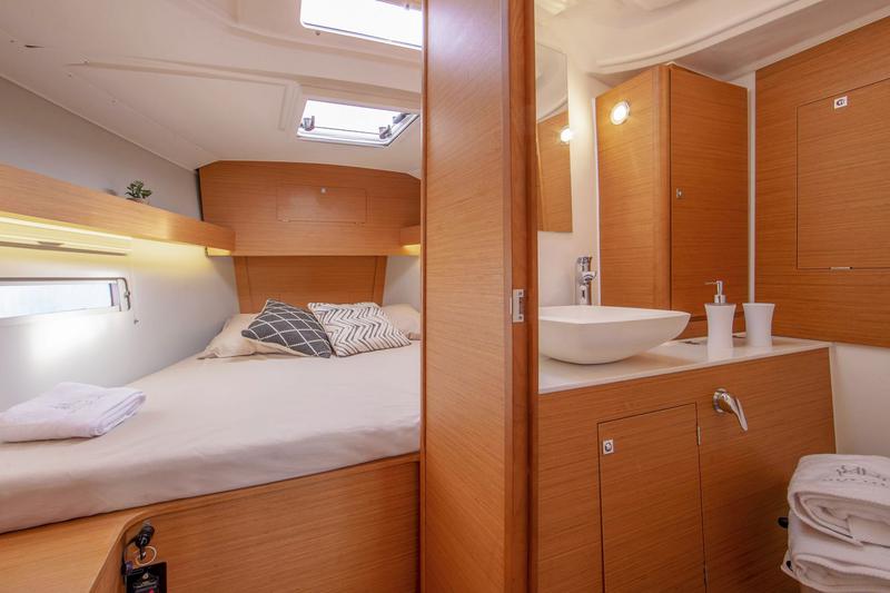Book yachts online - sailboat - Dufour 390 GL - Cordelia - rent