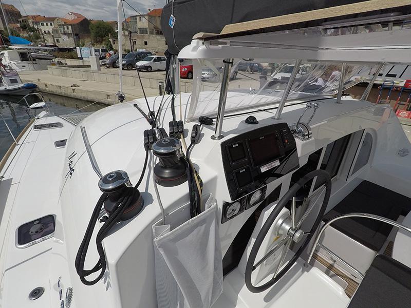 Book yachts online - catamaran - Lagoon 380 - Maya - rent