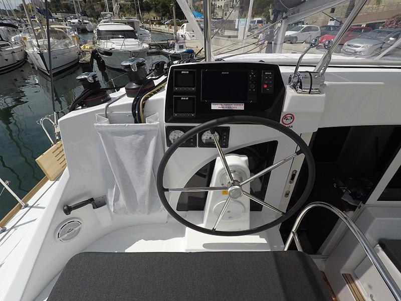 Book yachts online - catamaran - Lagoon 380 - Maya - rent