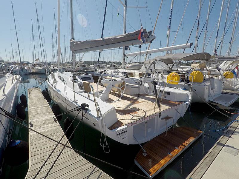 Book yachts online - sailboat - Grand Soleil 44 - Sportski Vuk 44 - rent