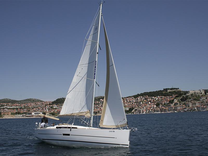 Book yachts online - sailboat - Dufour 350 GL - Luka - rent