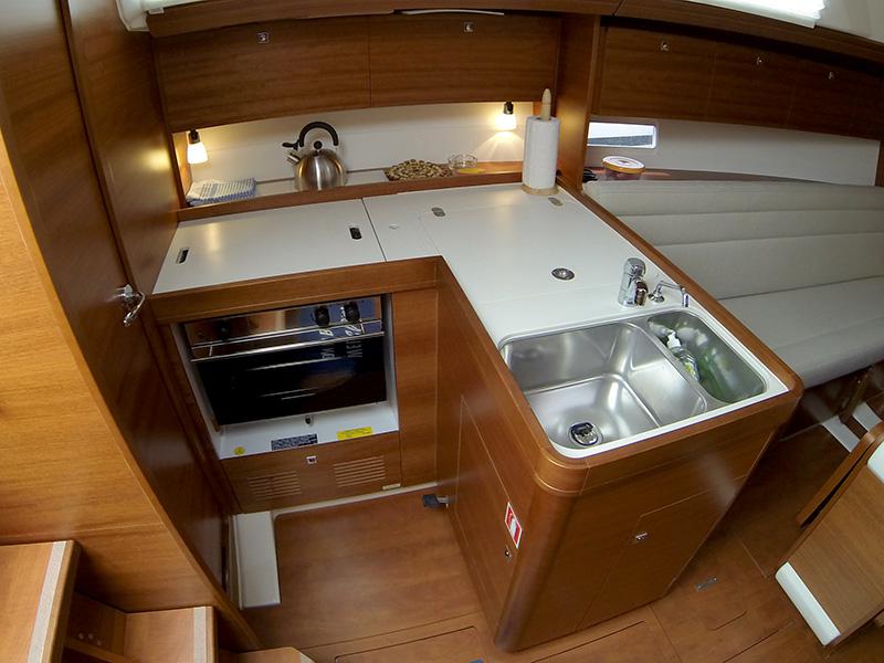 Book yachts online - sailboat - Dufour 350 GL - Luka - rent