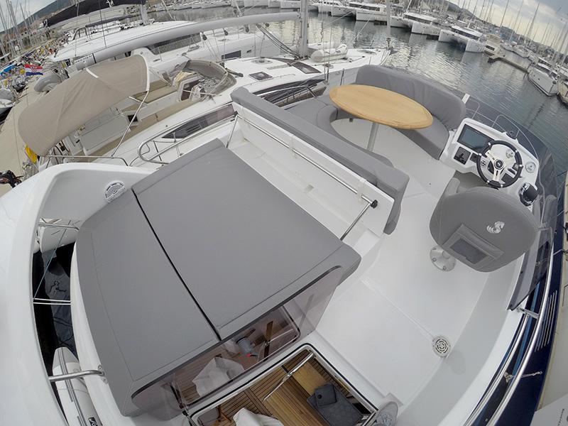 Book yachts online - motorboat - Beneteau Antares 36 - Mandalina II - rent
