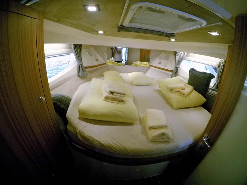 Book yachts online - motorboat - Marex 360 Cabriolet Cruiser - True North - rent