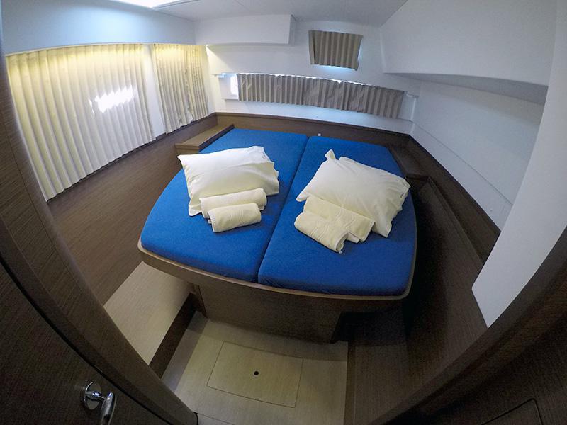 Book yachts online - catamaran - Lagoon 42 - Albion - rent