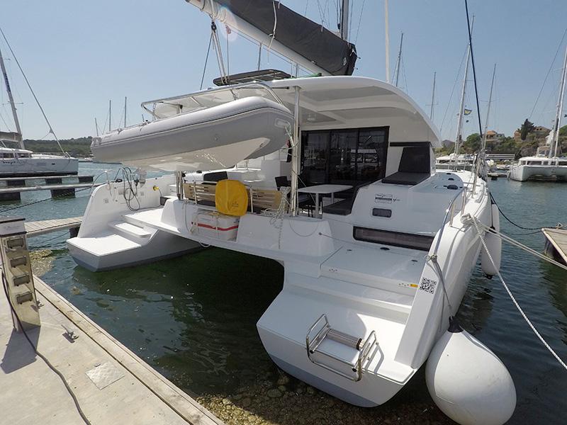 Book yachts online - catamaran - Lagoon 42 - Albion - rent