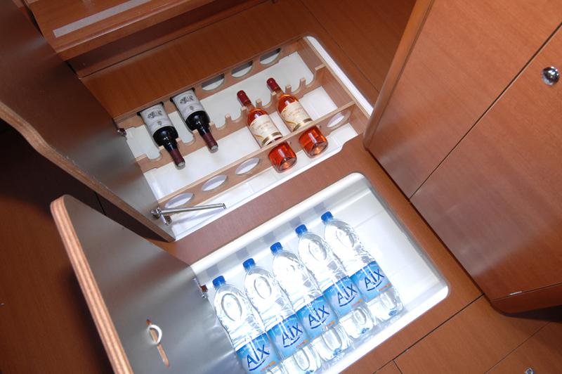 Book yachts online - sailboat - Dufour 335 GL - Lara - rent