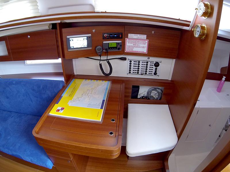 Book yachts online - sailboat - Dufour 335 GL - Lara - rent