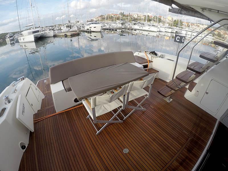 Book yachts online - motorboat - Prestige 620 S - JANA - rent