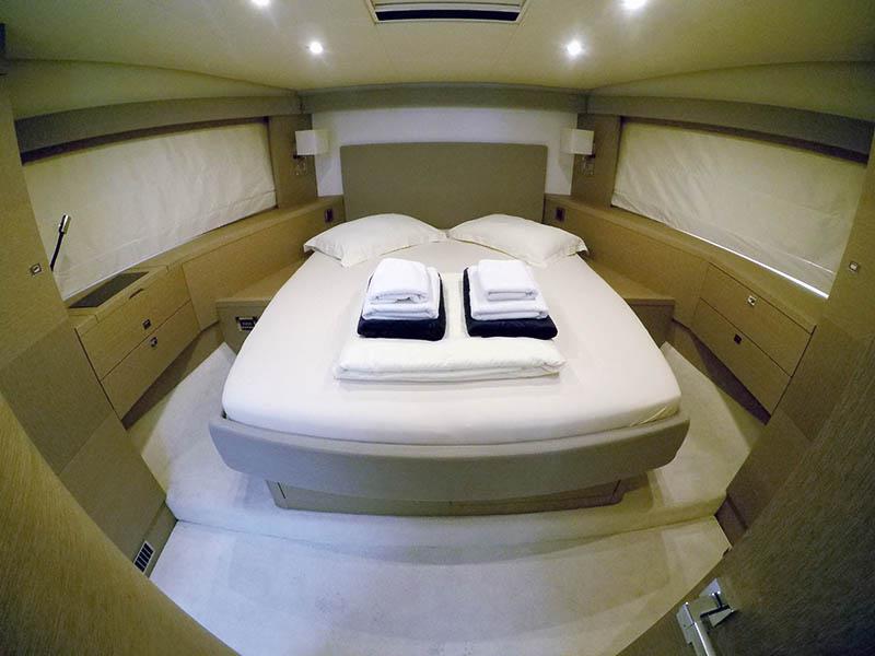 Book yachts online - motorboat - Prestige 620 S - JANA - rent