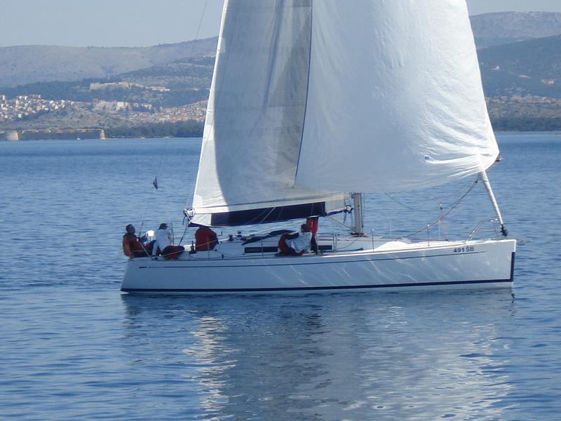 Book yachts online - sailboat - Grand Soleil 37 R - Sportski Vuk - rent