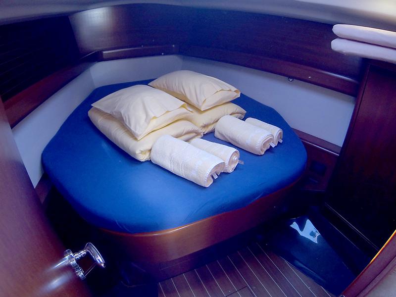 Book yachts online - sailboat - Grand Soleil 37 R - Sportski Vuk - rent