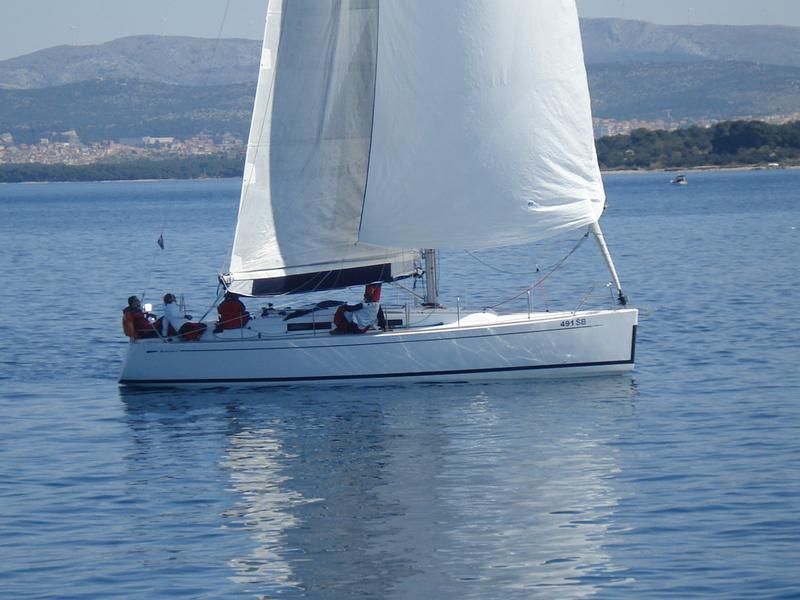 Book yachts online - sailboat - Grand Soleil 37 R - Sportski Vuk - rent
