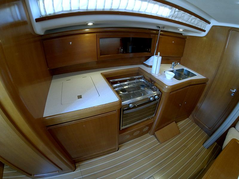 Book yachts online - sailboat - Grand Soleil 37 R - Sportski Vuk - rent