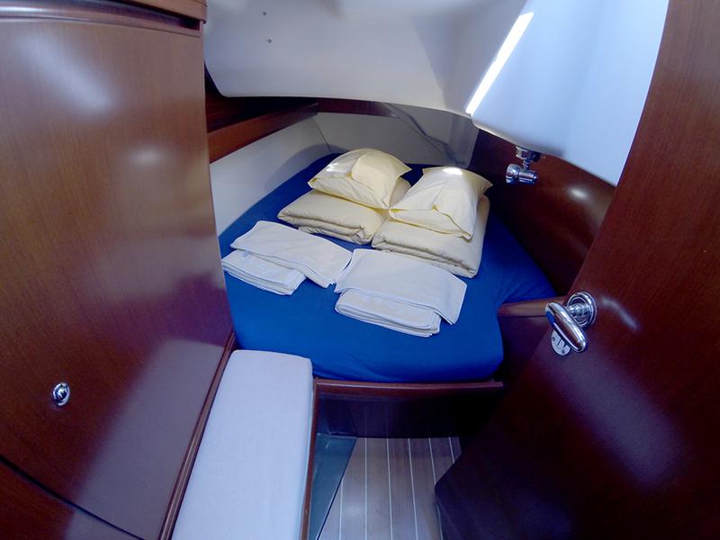 Book yachts online - sailboat - Grand Soleil 37 R - Sportski Vuk - rent